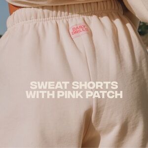 Daily Drills Sweatshorts in XS/S “Pinkmas” drop Sand pink patch!